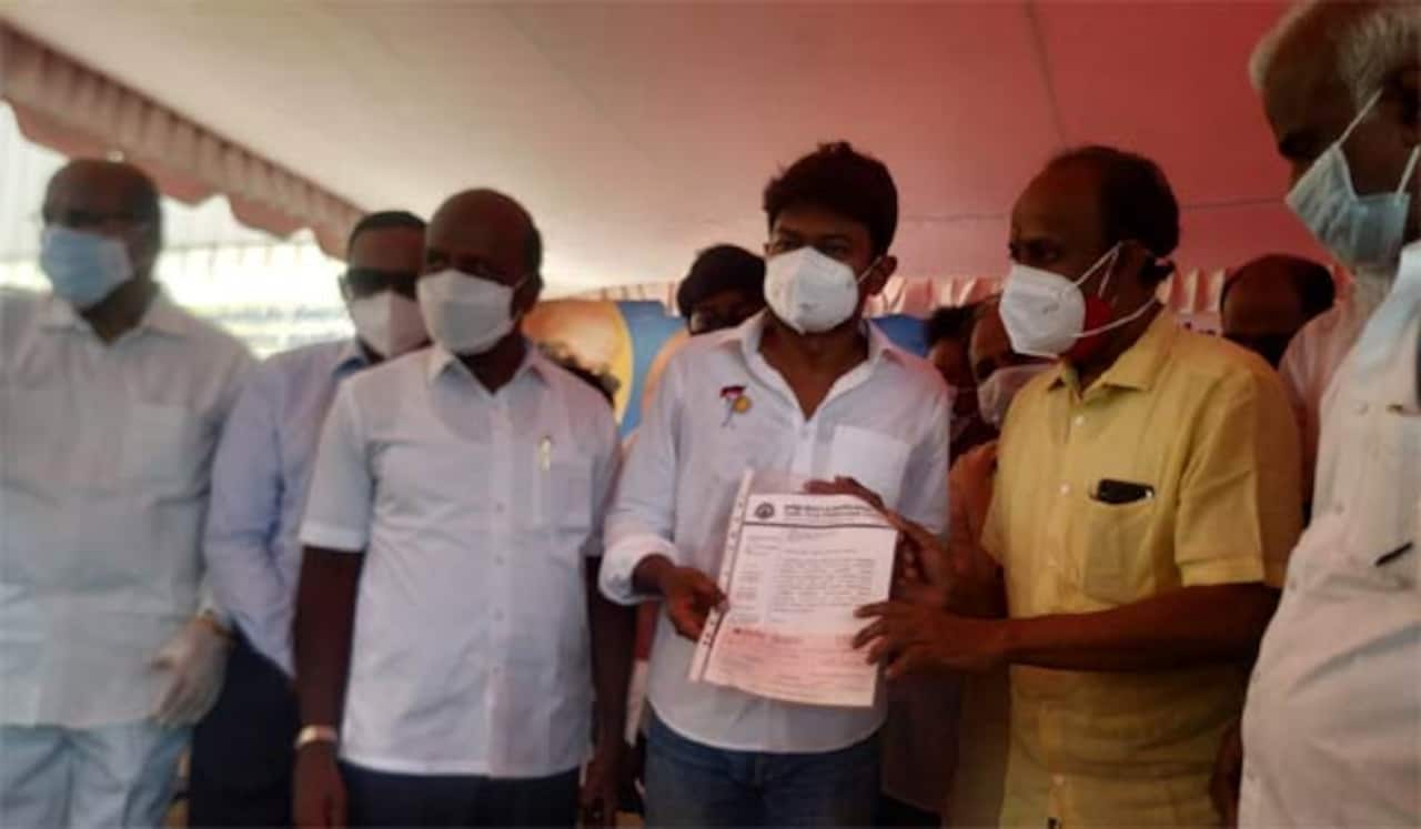 தயாரிப்பாளர்கள் ரூ.10 லட்சம் உதவி
