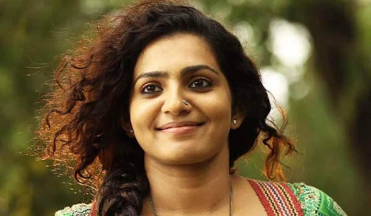 பாலியல் பாடகருக்கு ஆதரவு: மன்னிப்பு கேட்டார் பார்வதி