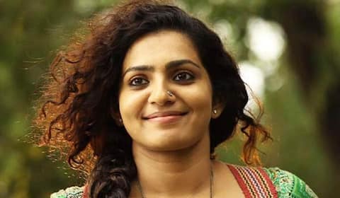 பாலியல் பாடகருக்கு ஆதரவு: மன்னிப்பு கேட்டார் பார்வதி