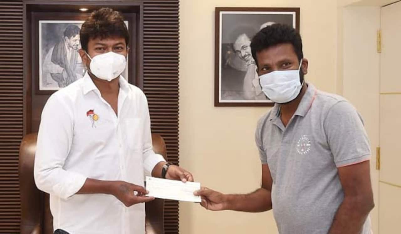 ரூ.5 லட்சம் கொரோனா நிதி வழங்கிய சுசீந்திரன்