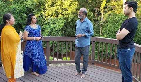 அமெரிக்காவில்  நண்பர்களுடன் ரஜினி உற்சாகம்