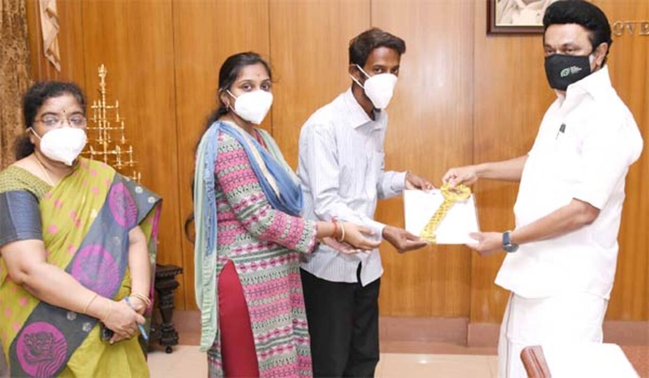 வறுமையில் வாடிய தியாகராஜ பாகவதர் குடும்பம் : வீடு, 5 லட்சம் நிதி வழங்கிய முதல்வர்