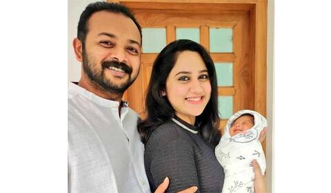 குழந்தை படத்தை வெளியிட்ட மியா ஜார்ஜ்