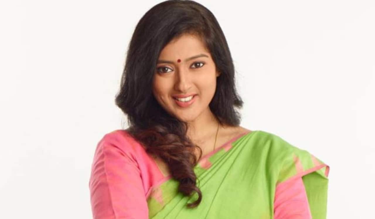 ரியல் ஹீரோ தான் : விஜய்க்கு ஆதரவு குரல் கொடுத்த காயத்ரி ரகுராம்