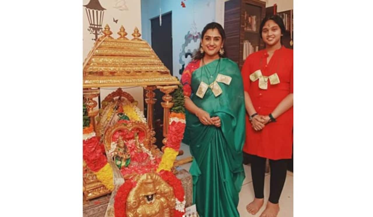 பணமாலை அணிந்து வனிதா குபேர பூஜை