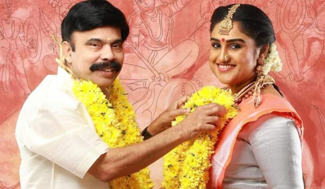 நடிகருடன் மாலையும் கழுத்துமாய் வனிதா - என்ன விஷயம்