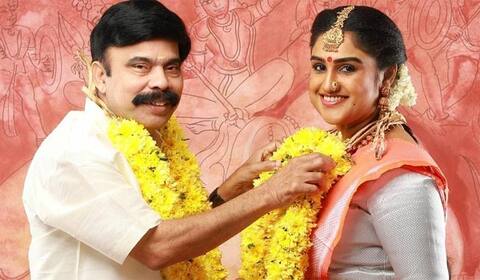 நடிகருடன் மாலையும் கழுத்துமாய் வனிதா - என்ன விஷயம்