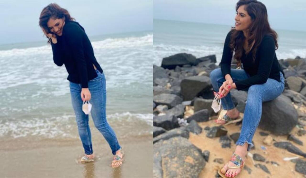கடற்கரையில் தனியாக விளையாடும் ஷெரின்