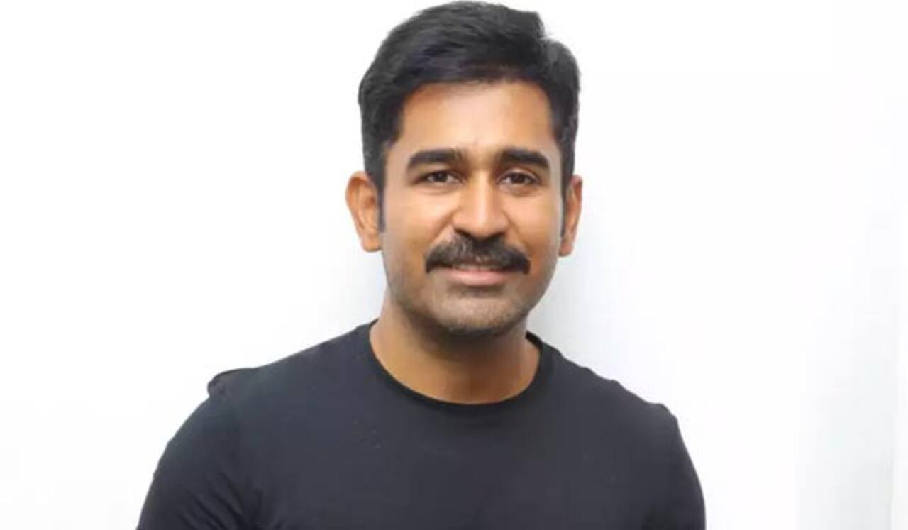 இரண்டு இயக்குனர்களை நீக்கி தானே இயக்குனரான விஜய் ஆண்டனி