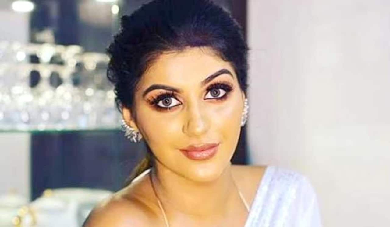 கார் கவிழ்ந்து விபத்து : யாஷிகா ஆனந்த் படுகாயம்