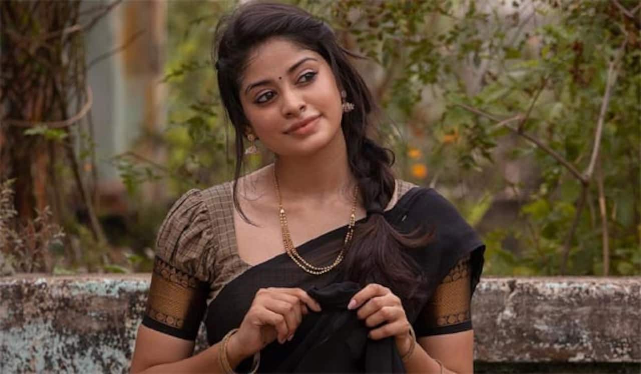 பாவாடை தாவணியில் கிராமத்து பெண்ணாக மாறிய தர்ஷனா அசோகன்