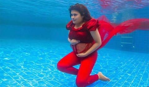 கர்ப்ப காலத்தில் தண்ணீருக்கு அடியில் போட்டோஷூட் நடத்திய பரீனா