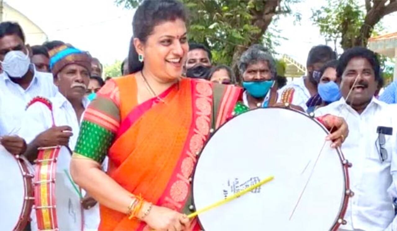 பறை இசை வாசித்த நடிகை ரோஜா