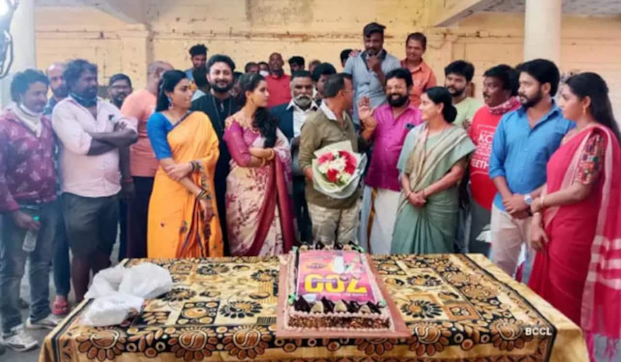 700  எபிசோட்களை கடந்த அம்மன்: கேக் வெட்டி கொண்டாட்டம்