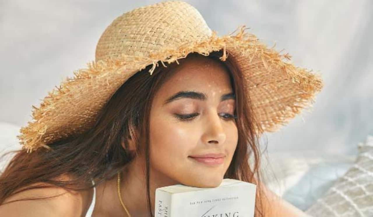 அட்ஜஸ்ட் செய்த பூஜா ஹெக்டேவுக்கு கிடைத்த எக்ஸ்ட்ரா போனஸ்
