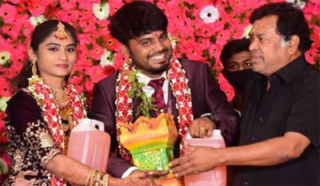 மணமக்களுக்கு பெட்ரோல் பரிசளித்த மயில்சாமி