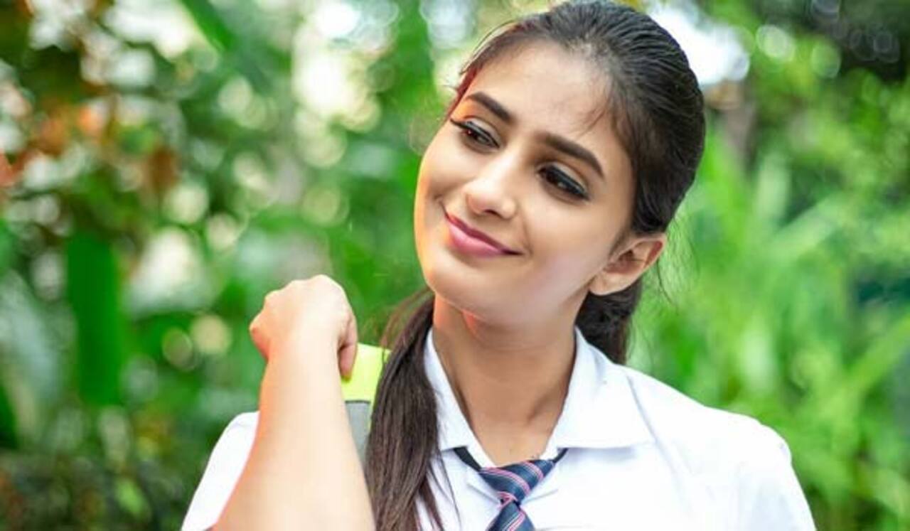 இணையத்தில் வைரலாகும் வைஷு சுந்தரின் ஸ்கூல் டிரெஸ் போட்டோஷூட்!