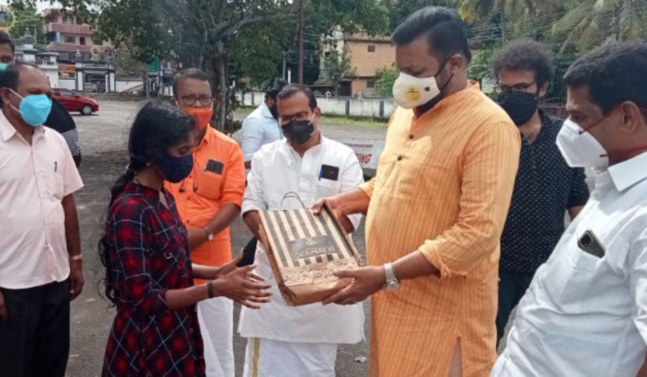 ஏழைப்பெண் திருமணம் : சுரேஷ்கோபி ஒரு லட்சம் உதவி