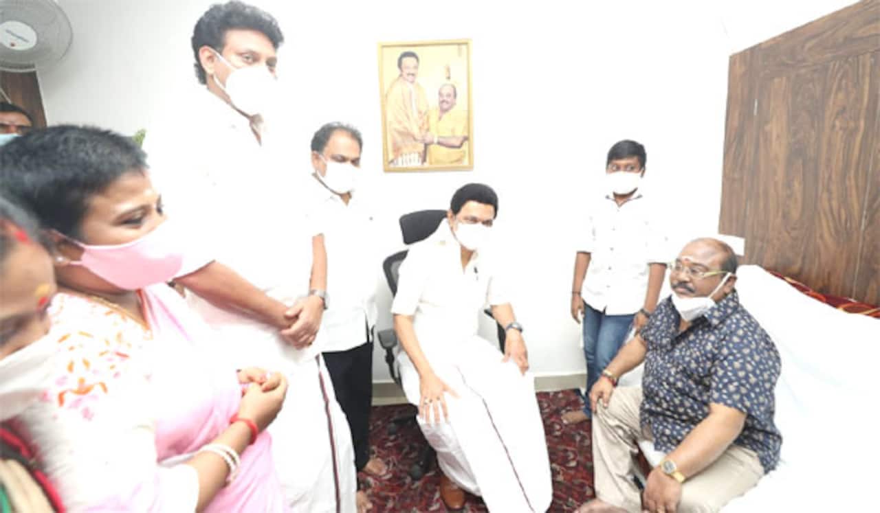இயக்குனர் டி.பி.கஜேந்திரனிடம் முதல்வர் உடல்நலம் விசாரிப்பு
