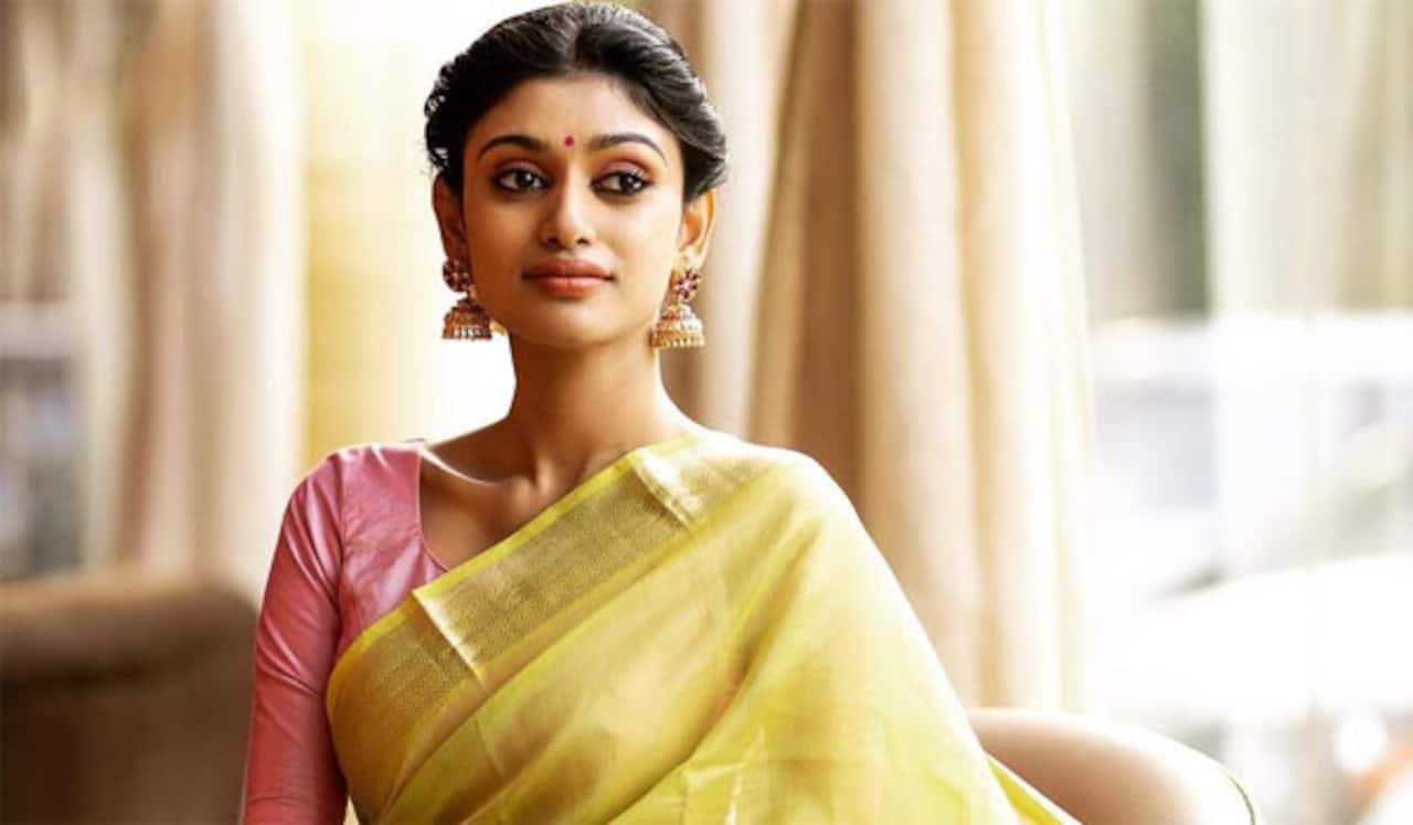 நடுக்கடலில் மாடலிங் ஷோவில் ஓவியா