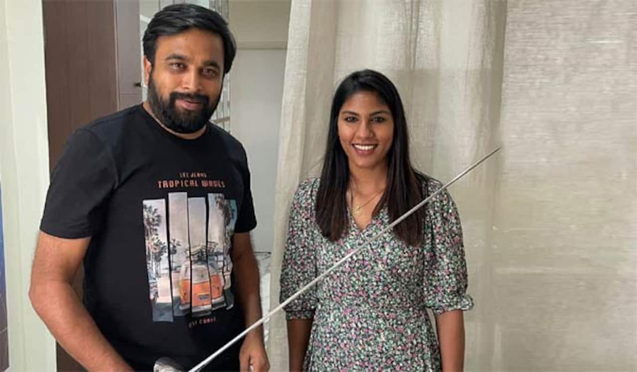 வாள்வீச்சு வீராங்கனைக்கு தங்க சங்கிலி பரிசளித்து பாராட்டிய சசிகுமார்