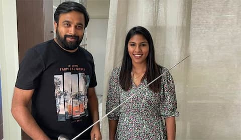 வாள்வீச்சு வீராங்கனைக்கு தங்க சங்கிலி பரிசளித்து பாராட்டிய சசிகுமார்