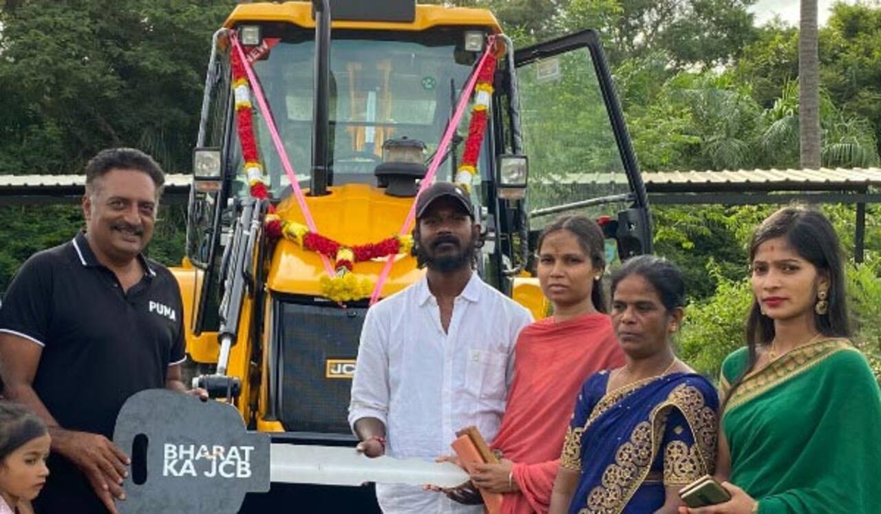 ஏழை குடும்பத்திற்கு ஜேசிபி எந்திரம் வாங்கிக் கொடுத்த பிரகாஷ்ராஜ்