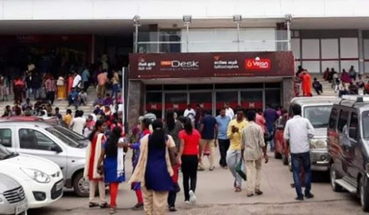 கோவையில் ஞாயிற்றுக்கிழமை தியேட்டர்களை மூட உத்தரவு