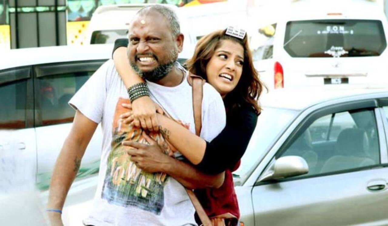 மேக்கப்மேனுக்கு கார் பரிசளித்த வரலட்சுமி