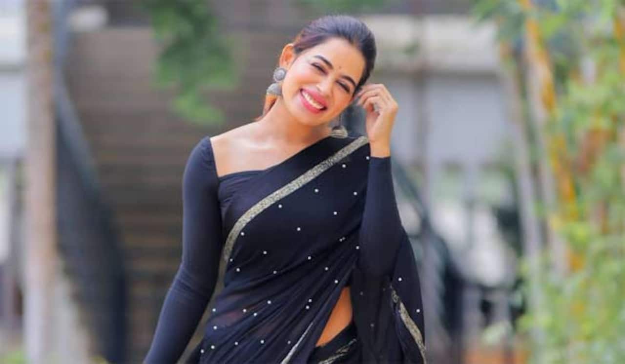 சேலை அணிந்து ஷேப்பைக் காட்டும் சாய் ப்ரியங்கா ரூத்! லேட்டஸ்ட் புகைப்படங்கள்