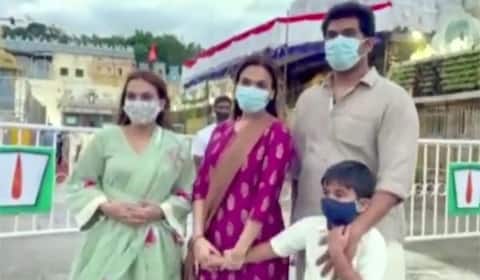 திருப்பதி கோயிலில் சாமி தரிசனம் செய்த ரஜினியின் மகள்கள்