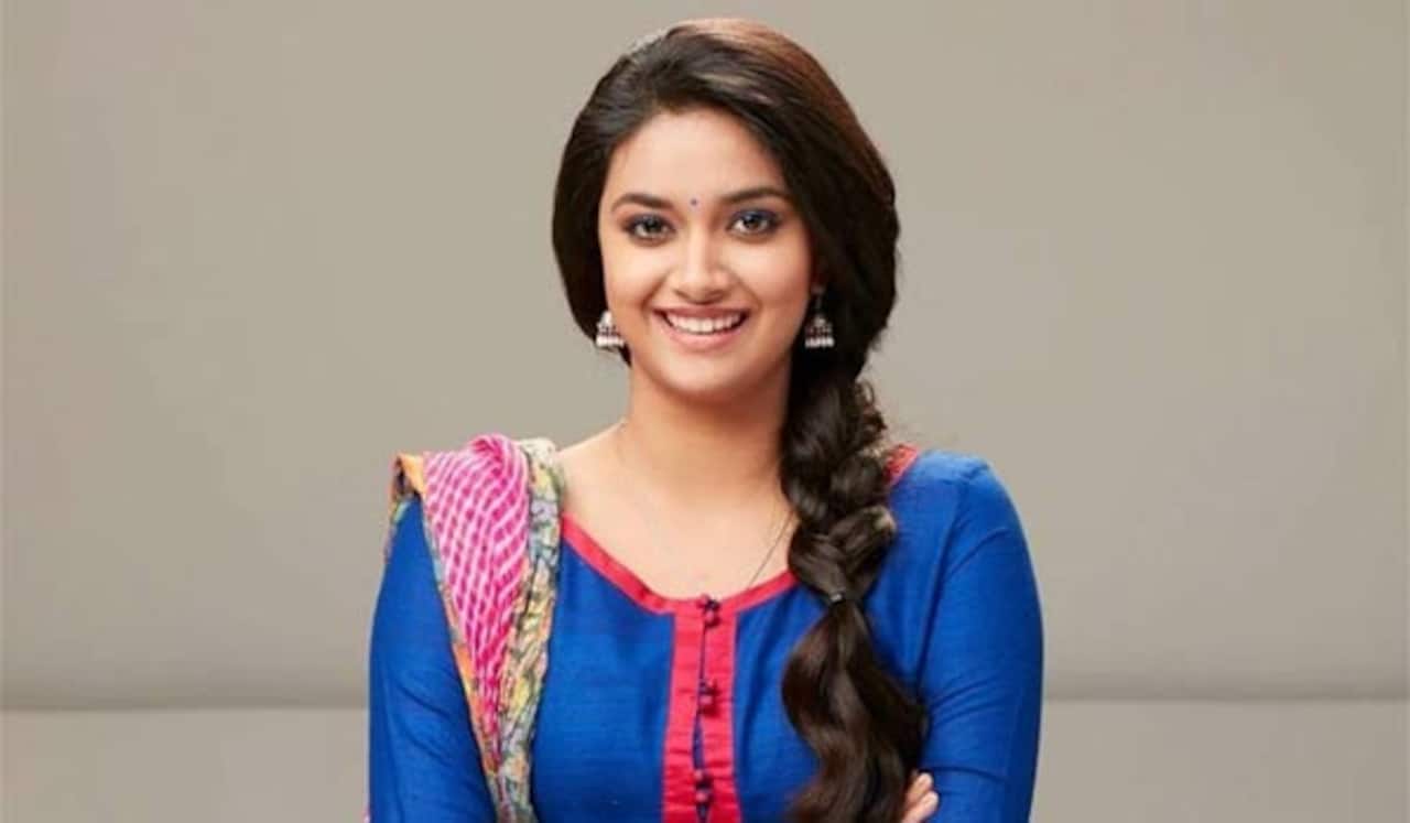 கீர்த்தி சுரேஷை காண குவிந்த ரசிகர்கள்