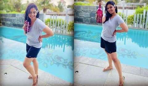 கையில் என்ன சரக்கு பாட்டிலா?  வீஜே மகேஸ்வரியை கிண்டலடிக்கும் நெட்டீசன்கள்