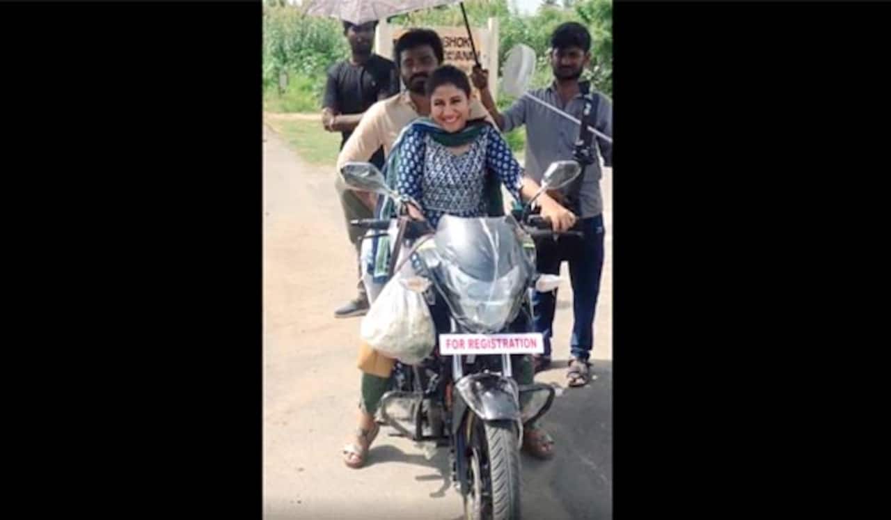 பைக் ஓட்டும் ஆல்யா... பயத்தில் சரவணன்