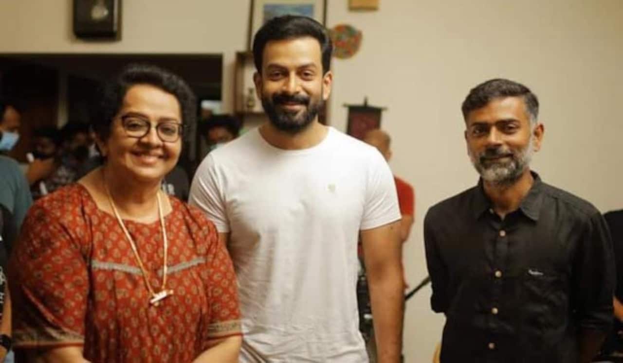 சொந்த அம்மாவிற்கே மகனாகவும், பேரனாகவும் நடிக்கும் பிரித்விராஜ்