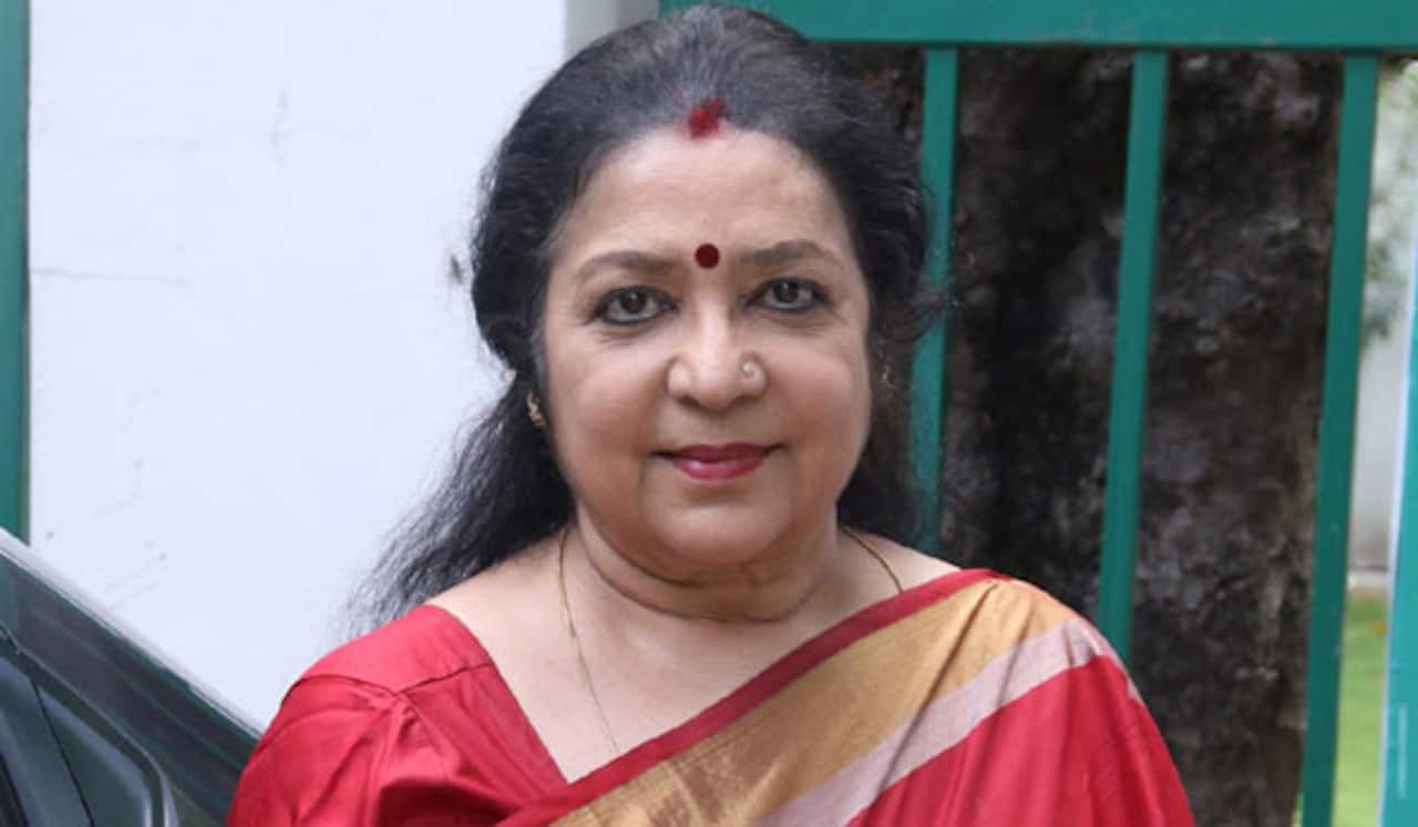 எம்ஜிஆர் தொடங்கிய கட்சி எவ்வளவு புயல் அடித்தாலும் தாங்கும்: லதா பெருமிதம்