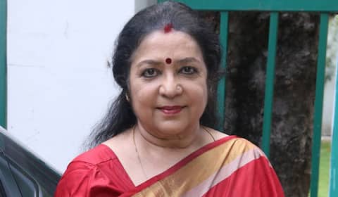 எம்ஜிஆர் தொடங்கிய கட்சி எவ்வளவு புயல் அடித்தாலும் தாங்கும்: லதா பெருமிதம்