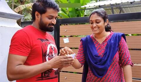 பேப்பர் கப்பலில் பொக்கே வாழ்த்து! சரவணன் மீனாட்சி ஜோடியின் ரொமாண்டிக் மொமண்ட்ஸ்