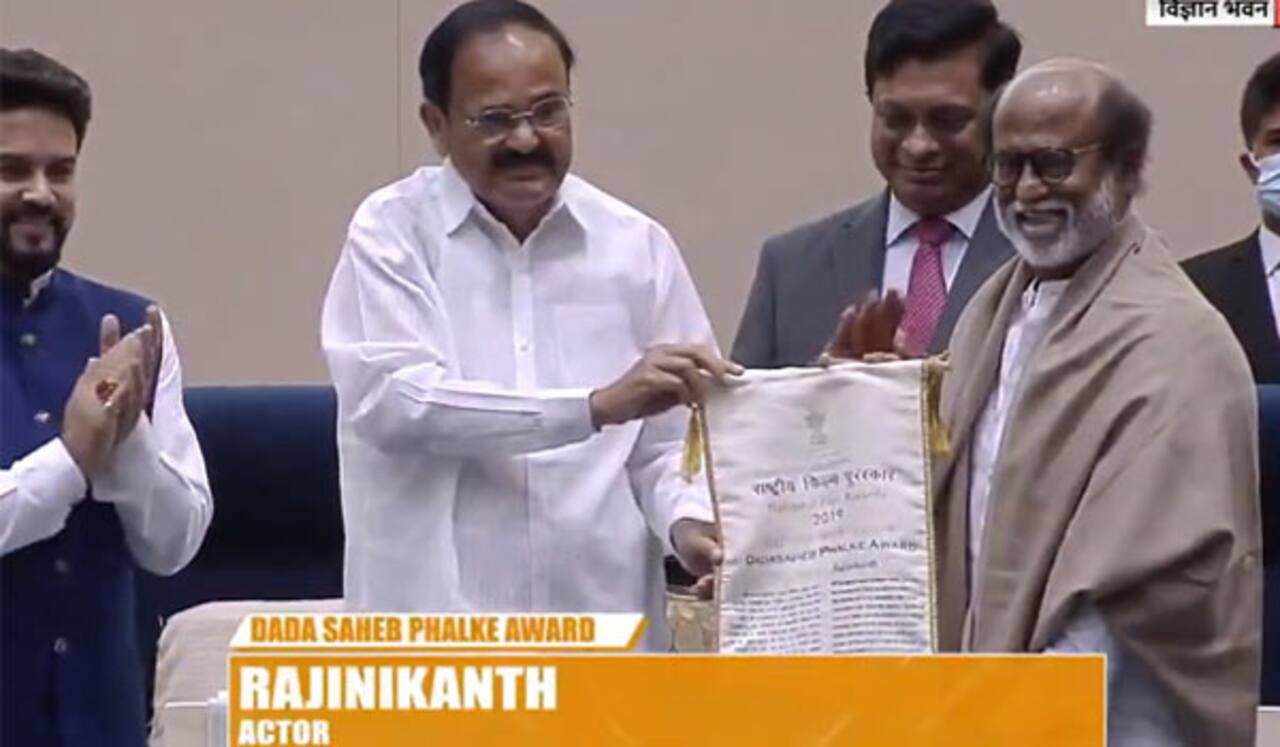 தாதா சாகேப் பால்கே விருது பெற்ற ரஜினிகாந்த் - தமிழ் மக்களுக்கு சமர்ப்பிப்பதாக அறிவிப்பு