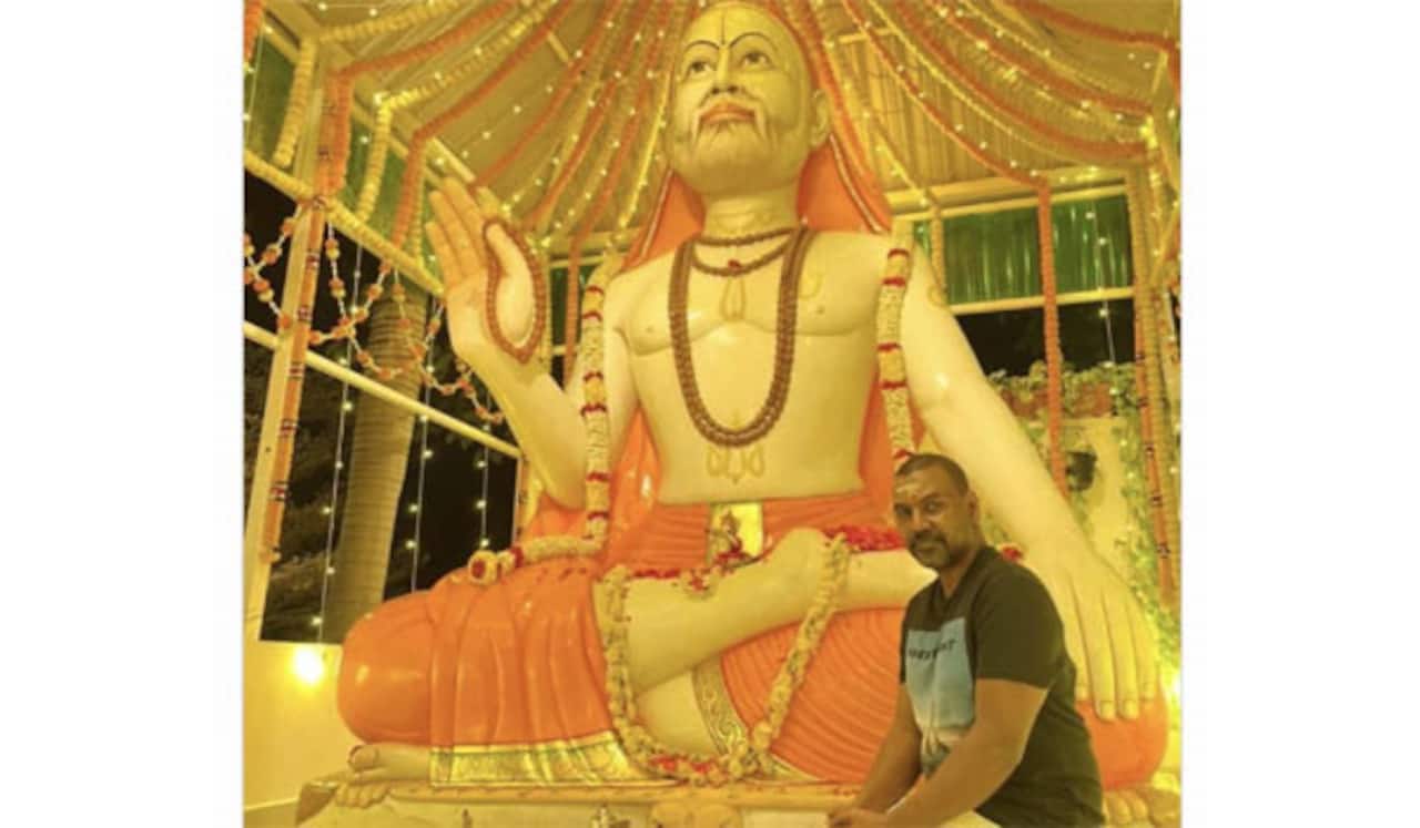 இந்தியாவிலேயே பெரிய ராகவேந்திர சுவாமி சிலை நிறுவிய லாரன்ஸ்