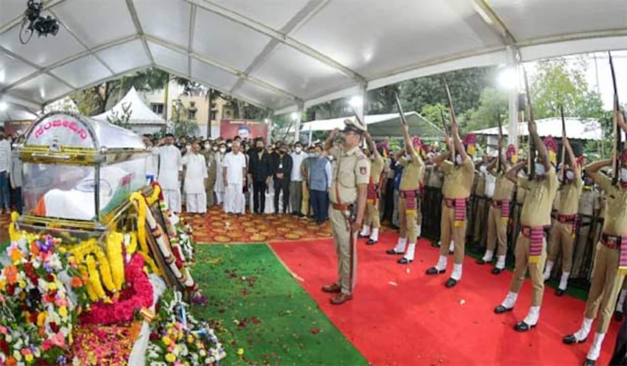 பெற்றோர் நினைவிடம் அருகேயே நடிகர் புனித் ராஜ்குமார் உடல் அரசு மரியாதையுடன் நல்லடக்கம்