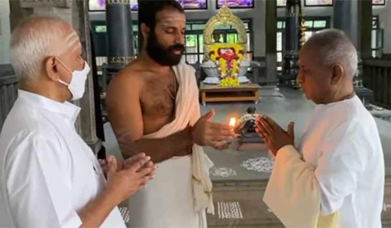 புனித் ராஜ்குமாருக்காக மோட்ச தீபம் ஏற்றி வழிபட்ட இளையராஜா
