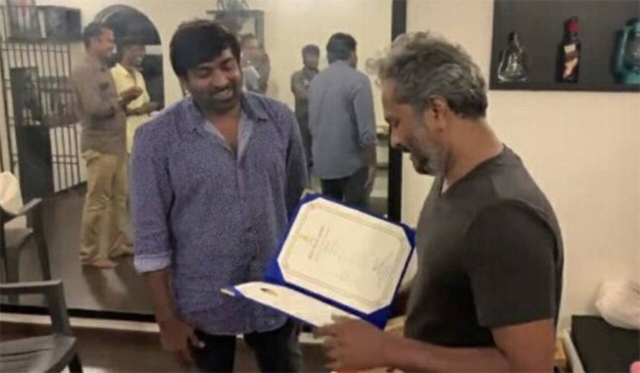 தேசிய விருதுடன் இயக்குனரை சந்தித்த விஜய் சேதுபதி