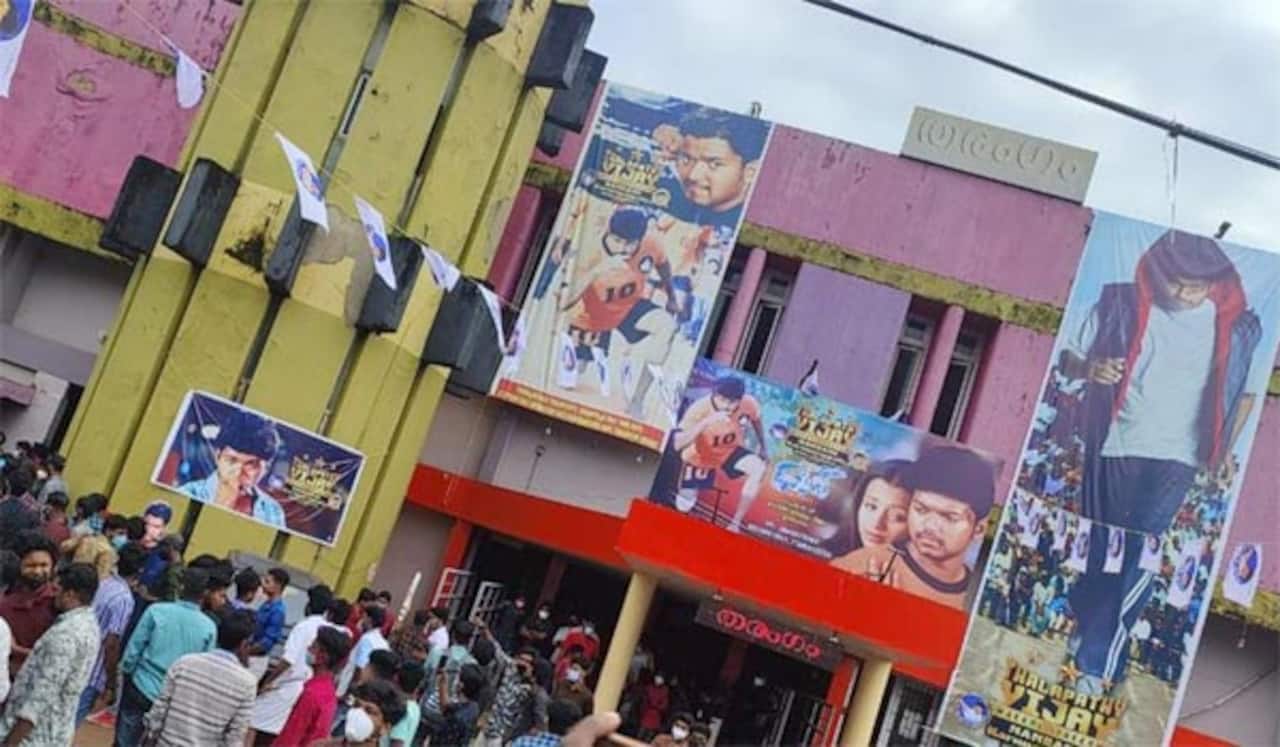 விஜய் படத்தை திரையிட்டு ரசிகர்களை தியேட்டருக்கு இழுக்கும் கேரளா தியேட்டர் உரிமையாளர்கள்