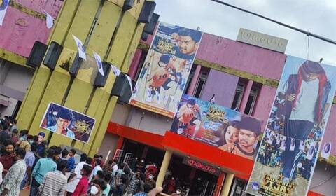 விஜய் படத்தை திரையிட்டு ரசிகர்களை தியேட்டருக்கு இழுக்கும் கேரளா தியேட்டர் உரிமையாளர்கள்