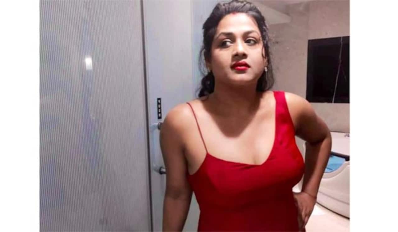 கவர்ச்சியில் குதித்த சீரியல் நடிகை