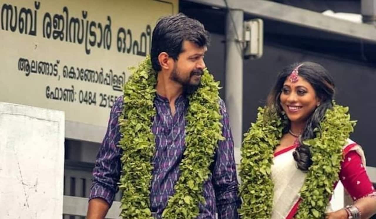 மலையாள நடிகை திவ்யா கோபிநாத் திருமணம்: பதிவு அலுவலகத்தில் எளிமையாக நடந்தது