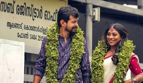 மலையாள நடிகை திவ்யா கோபிநாத் திருமணம்: பதிவு அலுவலகத்தில் எளிமையாக நடந்தது