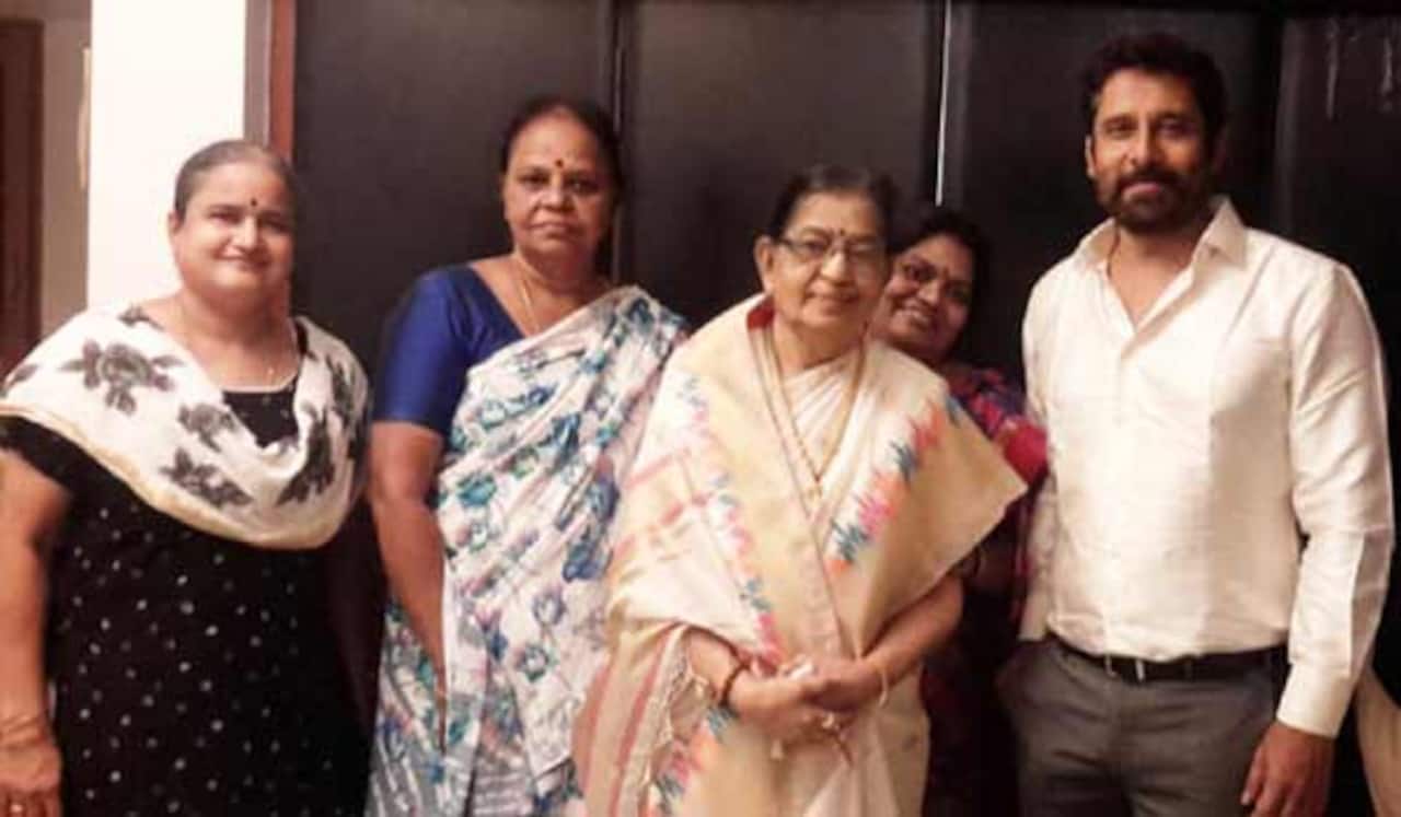 பி.சுசீலாவுடன் விக்ரம் திடீர் சந்திப்பு