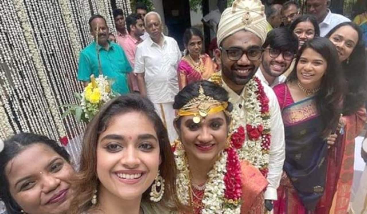 தோழி திருமணத்தில் கீர்த்தி சுரேஷ்